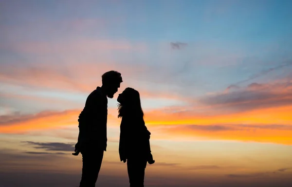 Junges Verliebtes Paar Genießt Gute Gemeinsame Zeit Bei Sonnenuntergang — Stockfoto