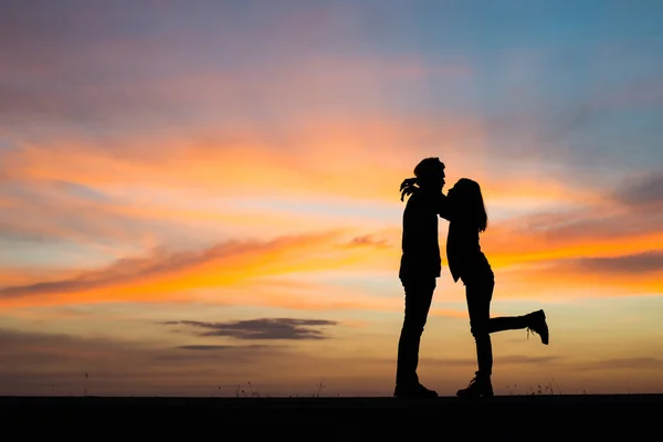 Silhueta Jovem Casal Apaixonado Desfrutar Bons Momentos Juntos Durante Pôr — Fotografia de Stock