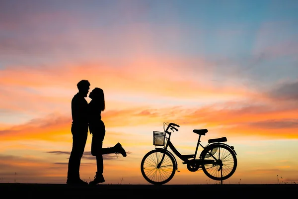 Silhueta Jovem Casal Apaixonado Desfrutar Bons Momentos Juntos Durante Pôr — Fotografia de Stock