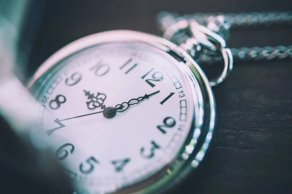 ビンテージの懐中時計 コピー スペースと時間のシンボル — ストック写真
