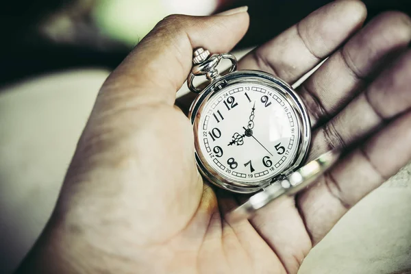 ポケット付きヴィンテージ時計と人間の手のクローズ アップ — ストック写真