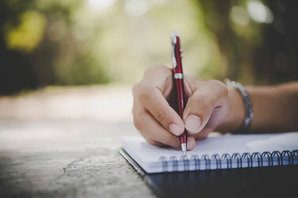 Homem Mão Escrevendo Seu Caderno — Fotografia de Stock