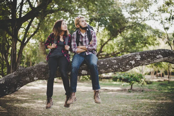 Jovens Caminhantes Casal Ter Descanso Sentado Ramo Desfrutar Com Natureza — Fotografia de Stock