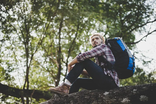 Bir Ağaç Dalı Parkta Oturan Genç Hipster Adam — Stok fotoğraf