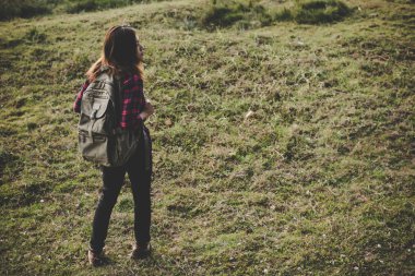 Sırt çantası ayakta kadınla uzun yürüyüşe çıkan kimse zevk doğa ile.