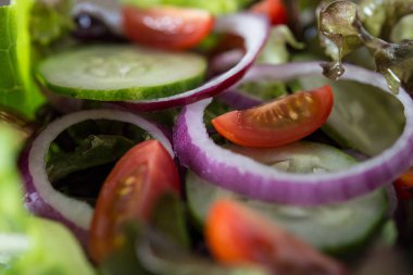 Eski ahşap arka planlı taze sebze salatasını kaseye koy. Sağlıklı gıda konsepti.