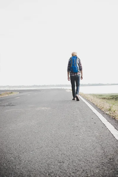 Joven Turista Caminando Por Camino Rural — Foto de Stock