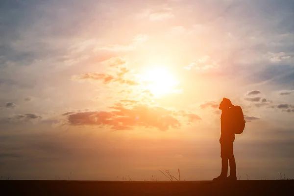 Silueta Del Joven Mochilero Caminando Atardecer — Foto de Stock