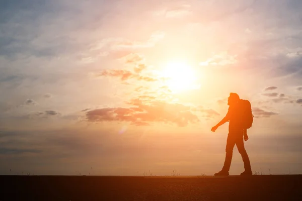 Silueta Del Joven Mochilero Caminando Atardecer — Foto de Stock