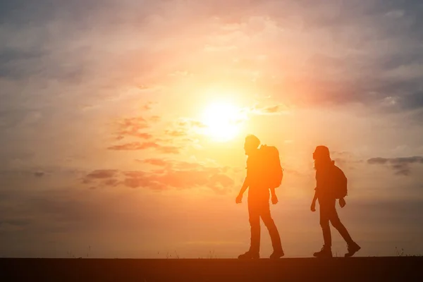 Silhuetas Dois Caminhantes Com Mochilas Desfrutando Pôr Sol Conceito Viagem — Fotografia de Stock