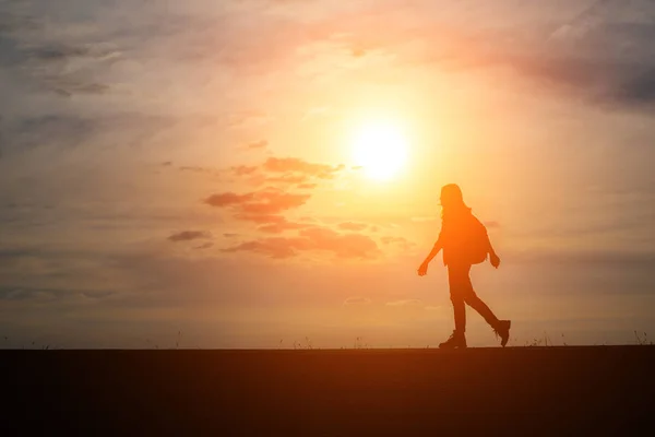 Caminhante Com Mochila Relaxante Desfrutar Pôr Sol — Fotografia de Stock
