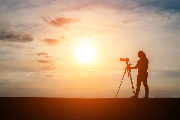 Silhouette Eines Fotografen Fotografiert Einen Sonnenuntergang — Stockfoto