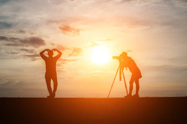 Silhouette Eines Fotografen Schießt Ein Foto Seines Mädchens Bei Sonnenuntergang — Stockfoto