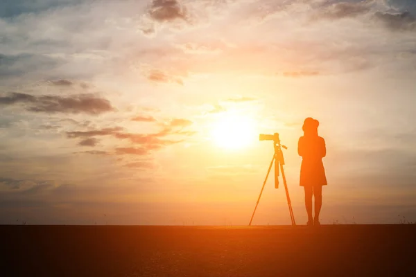 Silueta Fotógrafo Dispara Una Puesta Sol — Foto de Stock