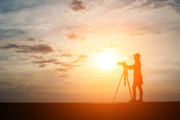 Silhouette Eines Fotografen Fotografiert Einen Sonnenuntergang — Stockfoto