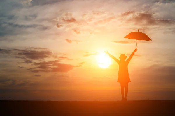 Silhueta Mulher Segurando Guarda Chuva Praia Pôr Sol — Fotografia de Stock