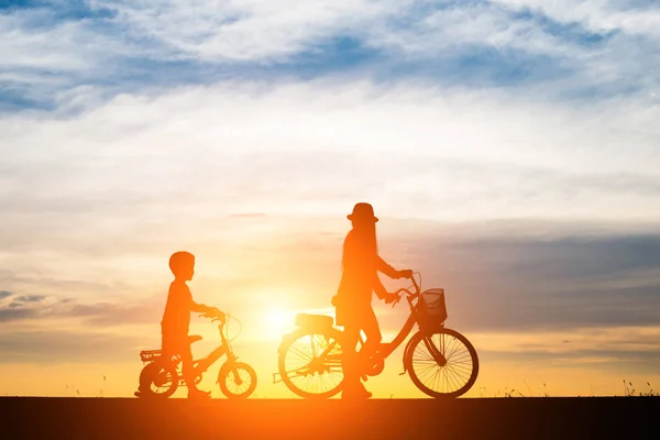 Matki Jej Dziecko Jazdy Rowerze Zachodzie Słońca — Zdjęcie stockowe