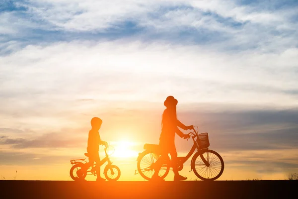 Matki Jej Dziecko Jazdy Rowerze Zachodzie Słońca — Zdjęcie stockowe
