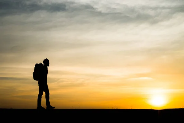 Silhueta Jovem Mochileiro Caminhando Durante Pôr Sol — Fotografia de Stock