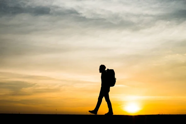 Silhueta Jovem Mochileiro Caminhando Durante Pôr Sol — Fotografia de Stock