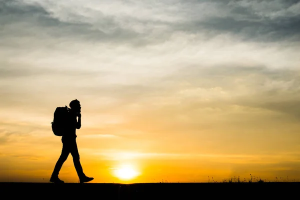 Silhueta Jovem Mochileiro Caminhando Durante Pôr Sol — Fotografia de Stock