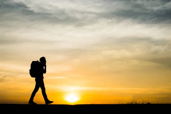 Silueta Del Joven Mochilero Caminando Atardecer — Foto de Stock