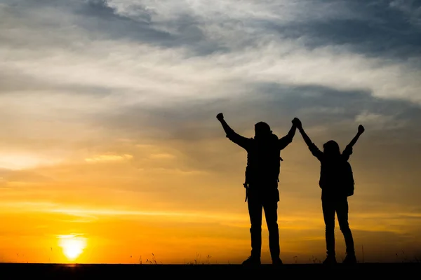 Silhouette Due Escursionisti Con Zaini Che Godono Tramonto Concetto Viaggio — Foto Stock