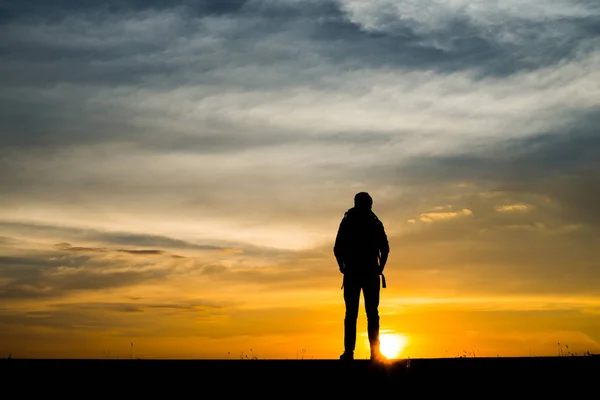 Sylwetka Człowieka Młodych Backpacker Chodzenia Podczas Zachodu Słońca — Zdjęcie stockowe