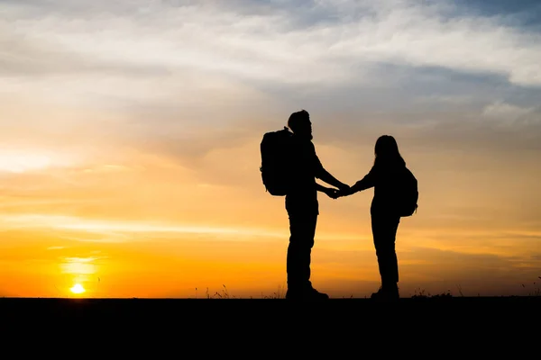 Silhouetten Von Zwei Wanderern Mit Rucksäcken Die Den Sonnenuntergang Genießen — Stockfoto