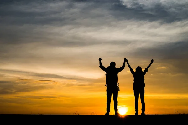 Silhouetten Van Twee Wandelaars Met Rugzakken Genieten Van Zonsondergang Travel — Stockfoto