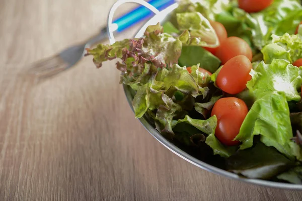 Salade Fraîche Avec Légumes Légumes Verts Sur Table Bois Concept — Photo