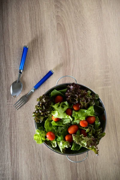 Salade Fraîche Avec Légumes Légumes Verts Sur Table Bois Concept — Photo