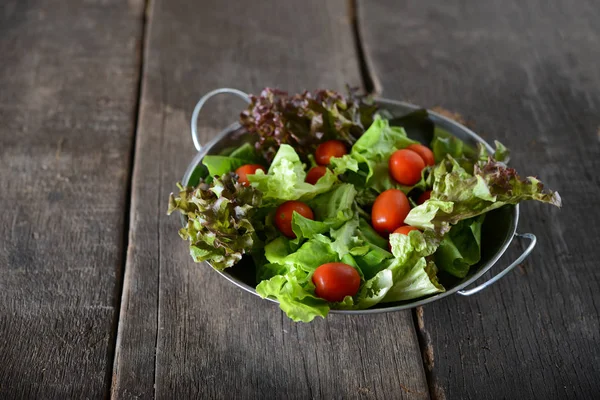 Verse Groenten Salade Kom Met Rustieke Oude Houten Achtergrond — Stockfoto
