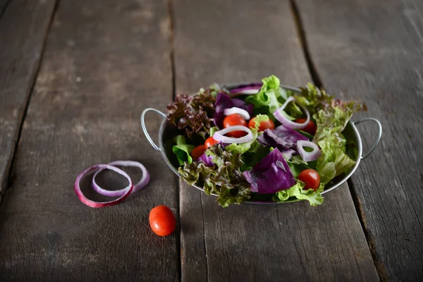 Salade Légumes Frais Dans Bol Avec Fond Rustique Vieux Bois — Photo