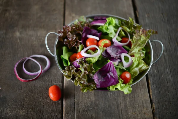 Salade Légumes Frais Dans Bol Avec Fond Rustique Vieux Bois — Photo