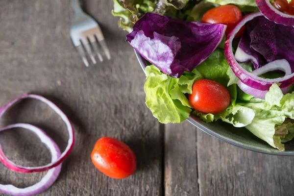 Gros Plan Salade Légumes Frais Dans Bol Avec Vieux Fond — Photo