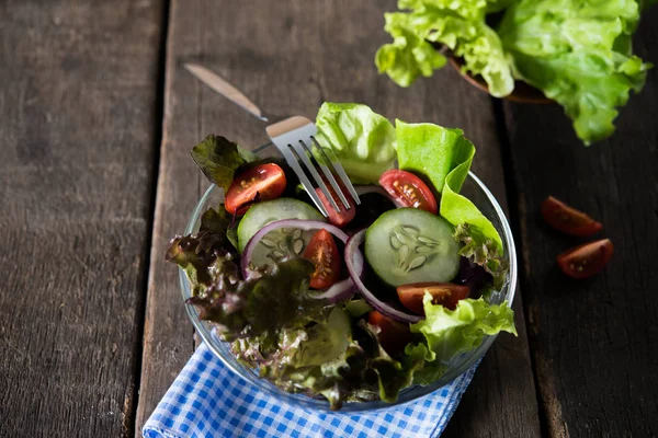 Gros Plan Salade Légumes Frais Avec Fourchette Dans Bol Prêt — Photo