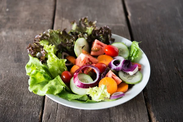 Ensalada Verduras Frescas Sobre Fondo Madera — Foto de Stock