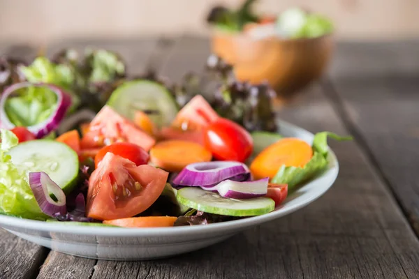 Close Salada Legumes Frescos Tigela Com Rústico Velho Fundo Madeira — Fotografia de Stock