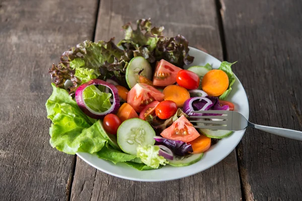 Primo Piano Insalata Verdure Fresche Nella Ciotola Con Sfondo Rustico — Foto Stock