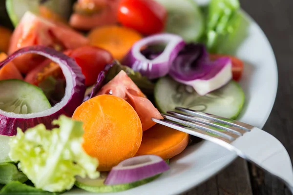 Gros Plan Salade Légumes Frais Dans Bol Avec Vieux Fond — Photo