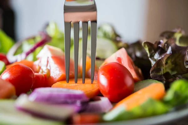 Gros Plan Salade Légumes Frais Dans Bol Avec Vieux Fond — Photo