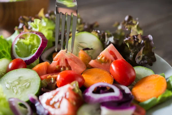 Gros Plan Salade Légumes Frais Dans Bol Avec Vieux Fond — Photo