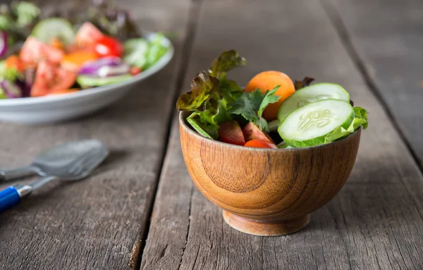 Salade Légumes Frais Sur Fond Bois — Photo