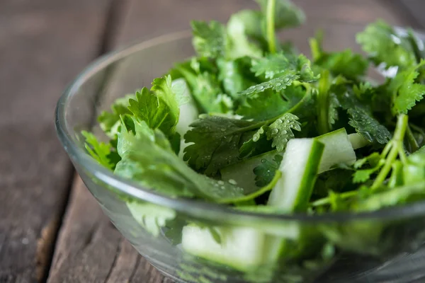 Verse Koriandersalade Koriander Met Komkommersalade Gezond Voedselconcept — Stockfoto