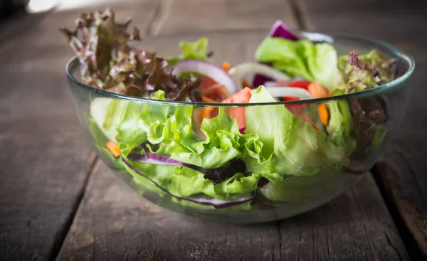 Salade Légumes Frais Dans Bol Verre Sur Fond Bois — Photo