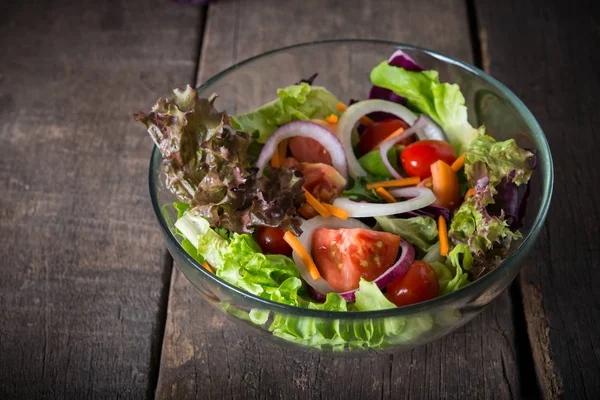 Salada Legumes Frescos Tigela Vidro Fundo Madeira — Fotografia de Stock