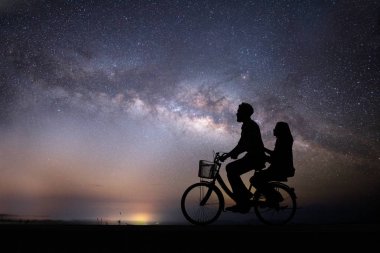 Siluet genç çift aşık iyi zaman birlikte günbatımı sırasında zevk.