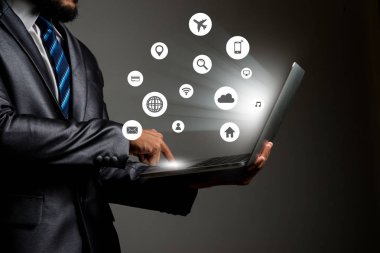 İşadamı dizüstü kavramsal görüntü sosyal bağlantı çoklu ortam simgesini arayüzü ile