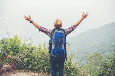 sırt çantası ayakta kaldırdı elleriyle bir dağın tepesinde birlikte fiyatı.